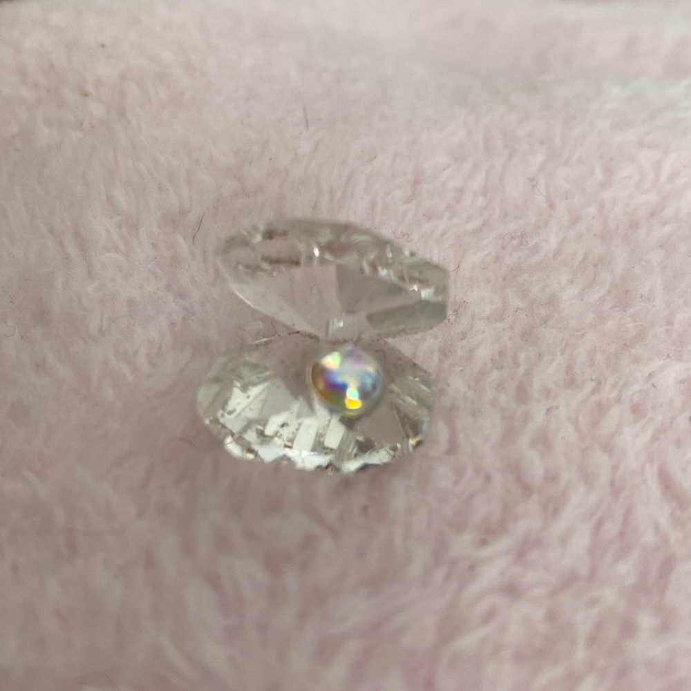 Crystal shell with pearl